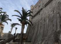 .Peñíscola identifica una fuga de agua en las cercanías de su muralla renacentista, en una acometida mal anulada con más de tres décadas de antigüedad