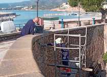 Continúan los trabajos de reparación del muro junto al Bufador en Peñíscola