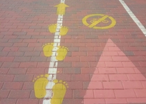 Peñíscola señaliza su Paseo Marítimo para priorizar a los peatones