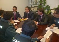 El alcalde pone sobre la mesa la necesidad de más recursos humanos para las dotaciones de las fuerzas del estado en la localidad y solicita mayor coordinación y apoyos en la lucha contra el top manta en la JLS