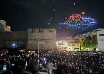 Peñíscola ilumina el cielo para encender su espectacular alumbrado navideño 