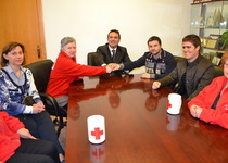 Cruz Roja Peñíscola recibe el cheque de la Peña Barcelonista en favor del Proyecto Éxito Escolar