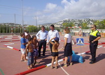 L'Escola d'Estiu recibe la visita de la Policía Local con una clase de educación vial