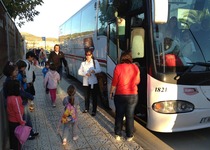 La nueva línea de bus escolar subvencionado parcialmente por el Ayuntamiento de Peñíscola ha iniciado hoy su recorrido 