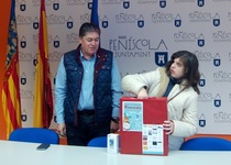 Una vecina de Santa Magdalena ha conseguido el smartphone que sorteaba el comercio de Peñíscola en la campaña de Navidad