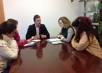 El alcalde, Andrés Martínez, se compromete con el AMPA del Jaime Sanz a continuar con las aportaciones al Banco de Libros el próximo curso