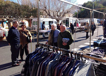 El mercado de los lunes de Peñíscola inicia con normalidad su actividad tras desplazarse al Centro de Estudios