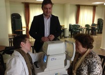 Los jubilados y pensionistas de Peñíscola revisan su tensión ocular gracias a la iniciativa del Hospital Provincial