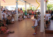 Peñíscola clausura su Escola d'Estiu con actuaciones y bailes de sus 150 inscritos