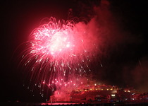 El castillo de fuegos artificiales corona la primera semana de fiestas