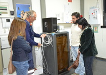 La Brigada Municipal de Obras de Peñíscola colabora en la instalación de la red Wifi en el colegio de educación primaria