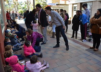 La agrupación de comerciantes de la calle Ermitana de Peñíscola han organizado hoy su tradicional chocolatada navideña