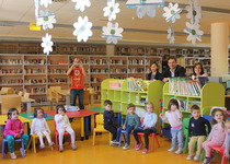 Los Ludopeques acuden a la Biblioteca Municipal para celebrar el Día Internacional del Libro con un cuentacuentos