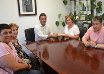 La Cruz Roja de Peñíscola recibe el cheque de la recaudación de la obra benéfica "Benedicto XIII en el Arca de Noé"