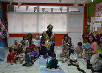 Los ludopeques de Peñíscola han recibido una visita muy especial hoy que da comienzo a sus vacaciones navideñas