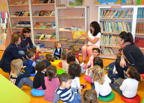 Los "Ludopeques" de Peñíscola visitan la biblioteca municipal con motivo de la celebración del Día del Libro
