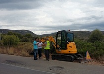 El Ayuntamiento de Peñíscola desbroza los márgenes de la carretera de Fontnova para su asfaltado