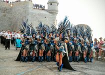 Peñíscola pone el broche final a sus Fiestas Patronales con el majestuoso desfile de salida de la fortaleza de las escuadras de Moros y Cristianos