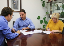 El Ayuntamiento ha firmado con la Asociación de amas de casa y consumidores un convenio de colaboración para contribuir con la actividad de la entidad