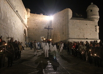 La calles empedradas del Casco Antiguo de Peñíscola acogen la procesión del Jueves Santo