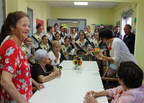 La Reina y Damas de las Fiestas visitan la Unidad de Respiro de Peñíscola