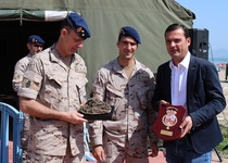 La Playa Norte de Peñíscola ha acogido esta mañana una maniobra de exhibición de la Guardia Real con su unidad anfibia