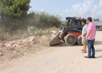 El Área de Servicios del Ayuntamiento de Peñíscola realiza tareas de limpieza en el Barranquet