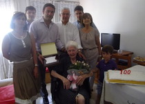 El Ayuntamiento felicita el aniversario número 100 de doña Elisa Mundo