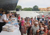 Mañana de sardinada y juegos acuáticos en Peñíscola