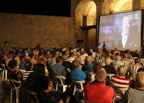 La Plaza Santa María de Peñíscola acogió ayer el estreno de "Territorio Templario" de Canal Historia